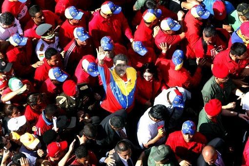 Nicolás Maduro en medio de la multitud 