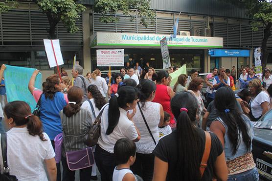 Docentes movilizados exigieron diálogo en puertas de la Municipalidad