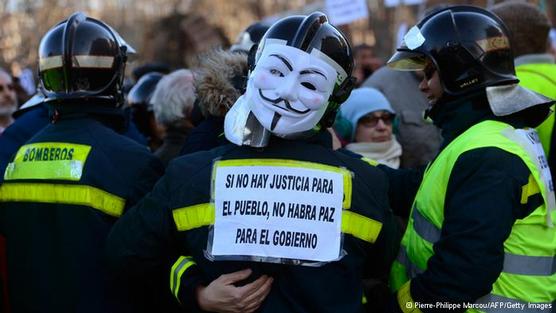 Miles de carteles poblaron las calles