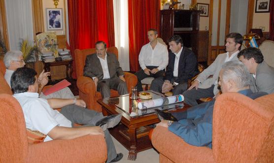 Reunión de autoridades y el director en casa de Gobierno