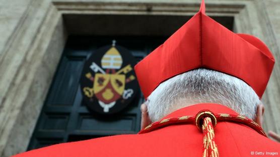 Un cardenal ingresa al cónclave, ayer