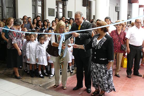 El rector de la UNT, Juan Cerisola, ayer al inaugurar un moderno edificio en las Escuela Sarmiento