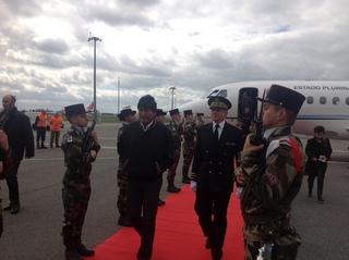 Evo Morales en el aeropuerto parisino