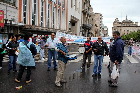 Municipales continúan con las protestas