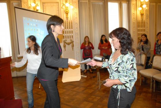 Madre recibe diploma