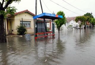 Avanzan las aguas sobre Cochabamba