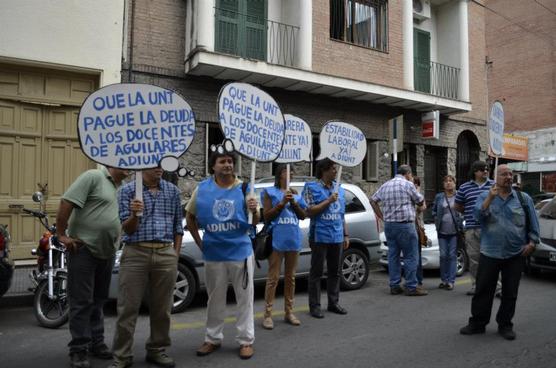 Docentes de la UNT comienzan la semana con un paro por 24 horas