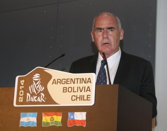 Enrique Meyer en el anuncio oficial