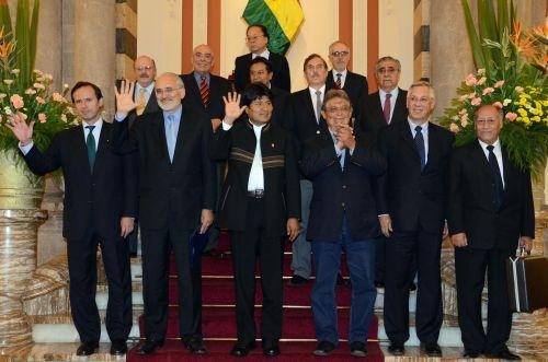 Los ex mandatarios junto a Evo Morales