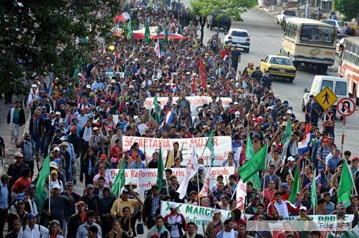 Miles de campesinos en las calles de Asunción