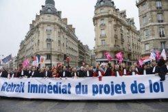 Una multitud en las calles parisinas