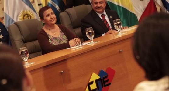 Unasur y TSE durante la firma del convenio ayer en Caracas