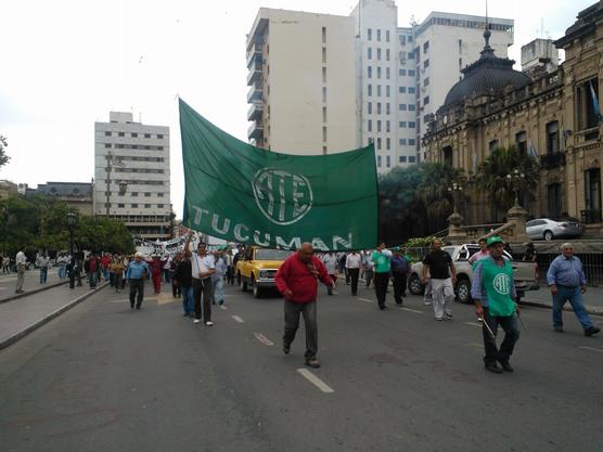 Estatales movilizaron en el microcentro tucumano