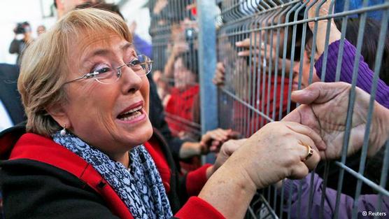 Bachelet saluda a seguidores, ayer en Santiago