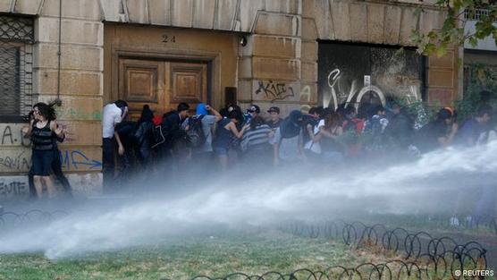 Carro hidrante dispersa a alumnos ayer en Santiago