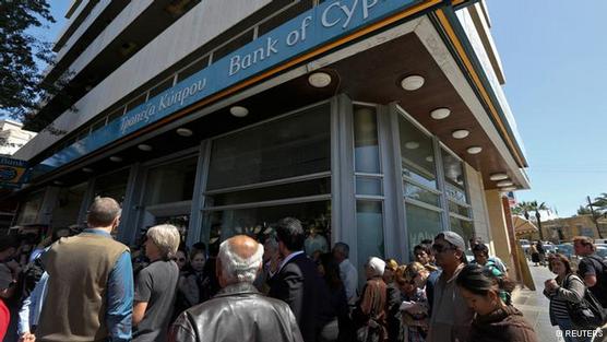 Ahorristas agolpados frente al banco oficial en Nicosia