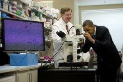 Obama junto a los cierntíficos del proyecto