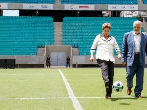 Rousseff da un puntapié simbólico al lado del gobernador de Bahía, Jacques Wagner