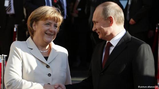 Merkel y Putin se reparten sonrisas