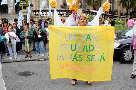 Docentes tucumanos en estado de alerta y movilización