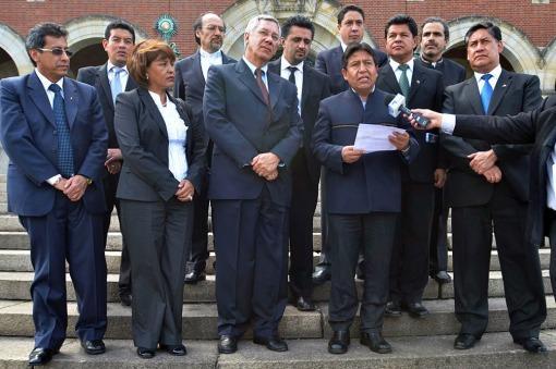 El canciller boliviano y la delegación oficial en La Haya