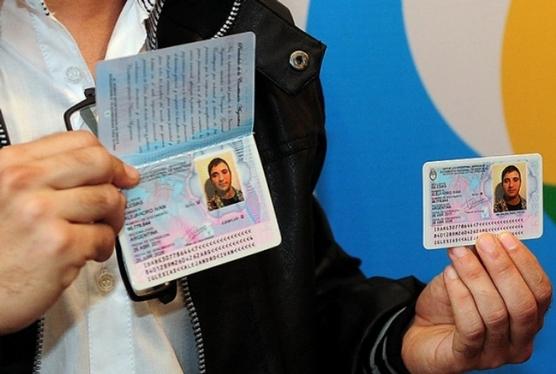 Una multitud de jóvenes renuevan DNI para votar en las elecciones