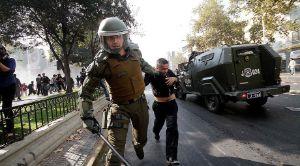 Así tratan los carabineros a los manifestantes