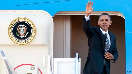 Obama saluda desde la escalera de su avión