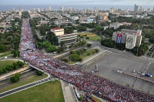 La multitud llega a la Plaza de la Revoluciòn