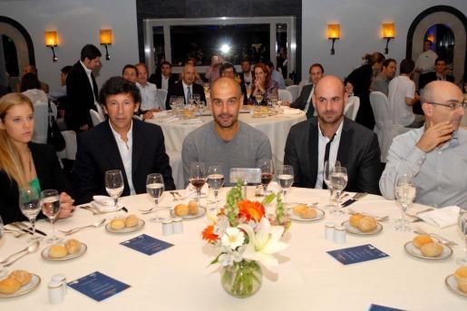 Pep Guardiola ( al medio)