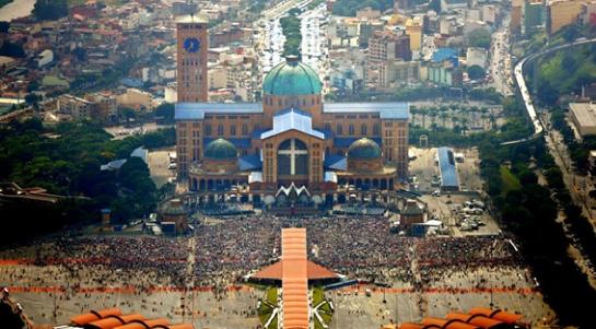 Francisco estará solo unas horas en Aparecida