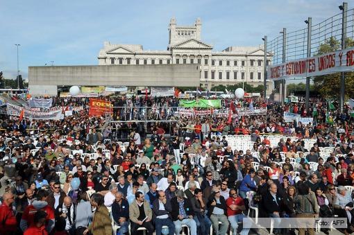 Trabajadores y estudiantes en acto central, ayer en Montevideo