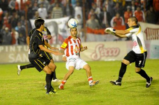 San Martín sufriendo sigue en carrera