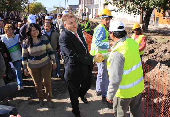 Amaya supervisando obra