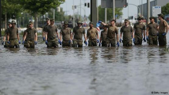 Militares participan en tareas de rescate