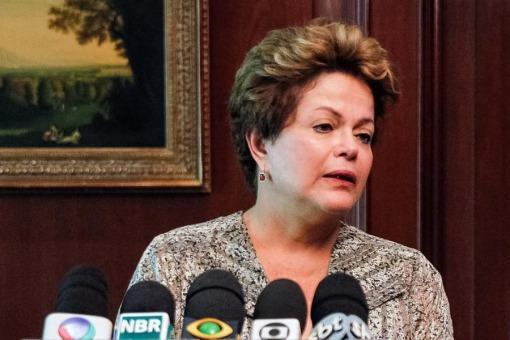 Dilma habla ante los periodistas ayer