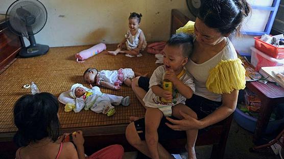 Niños discapacitados y abandonados en orfanato de Hanoi