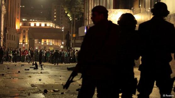 Policías de Río dispersan a manifestantes anoche