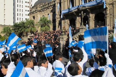 Emocionante jura a la Bandera en Plaza Independencia