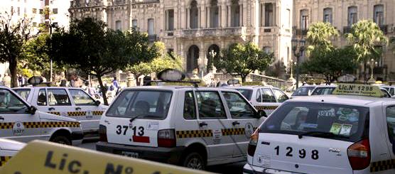 Violenta manifestación de taxistas en Tucumán