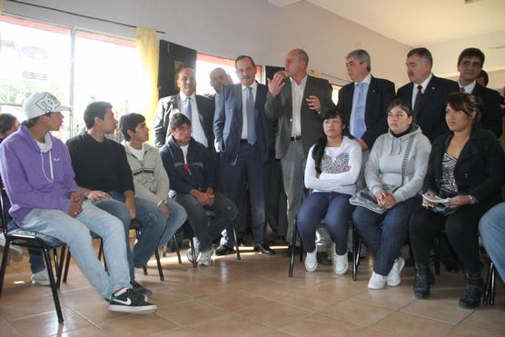 Alperovich con los jovenes