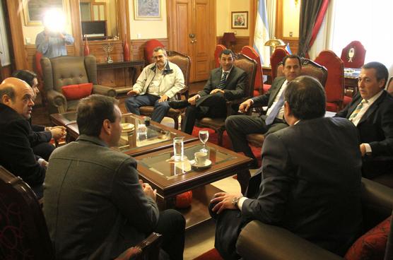 Reunión entre autoridades y dirigentes