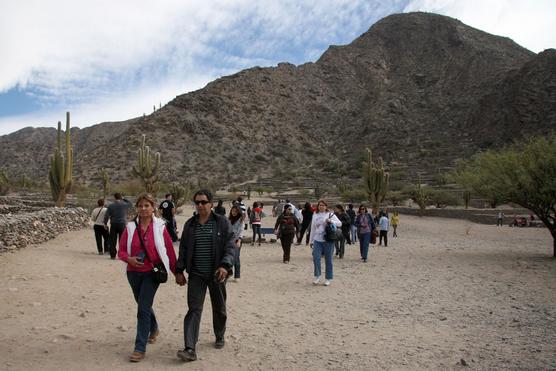 Turistas visitando las Ruinas de Quilmes