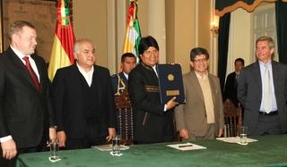 El presidente Evo Morales en la firma del contrato con Gazprom y Total