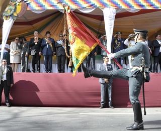 Militares marchan ante las autoridades bolivianas