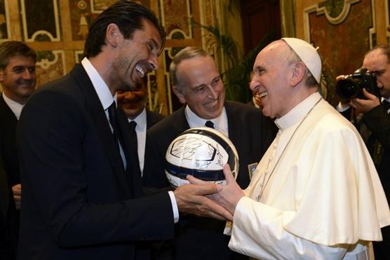 Francisco recibe una pelota de regalo