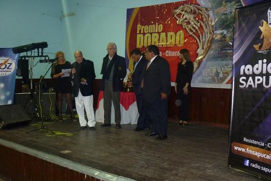 Representantes de UTA rcibiendo uno de los premios El Dorado