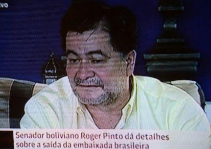 Senador Roger Pinto explica a la televisión boliviana