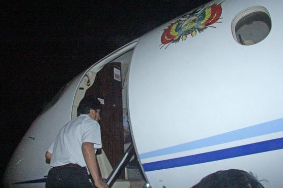 Morales ingresa al avión anoche