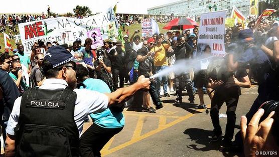 Policía agrede con gas pimienta a un manifestante